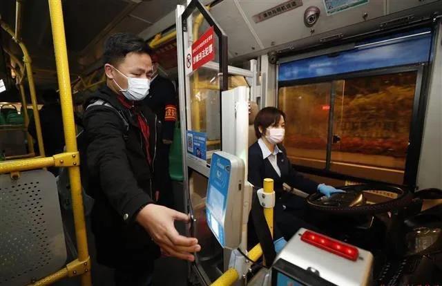 3月25日凌晨5時45分，武漢第一班公交車發(fā)車了！(圖1)