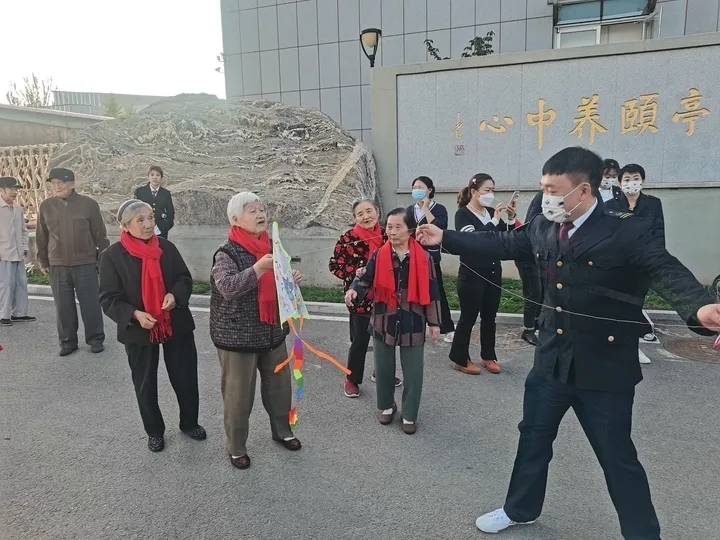 尊老敬老，濟南公交“紅襪子”愛心志愿服務(wù)隊成立(圖3)
