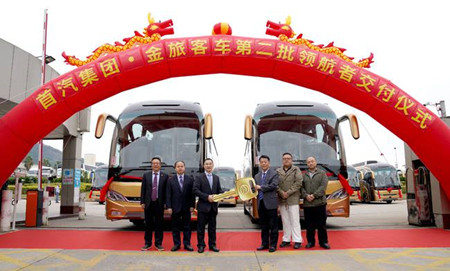 金色榮耀難擋，首汽國(guó)賓車(chē)隊(duì)再添30輛金旅領(lǐng)航者！(圖1)