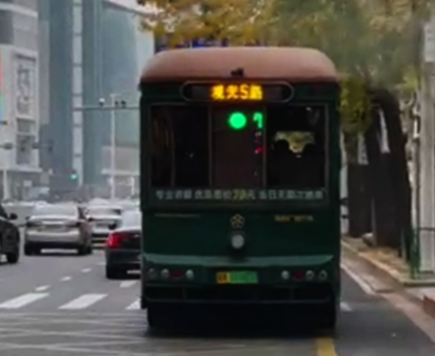 車尾“預報”前方路口紅綠燈？真的！ 這輛公交車變身“移動交通信號燈”(圖1)