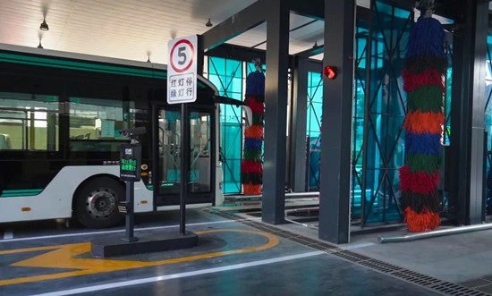 【上?！吭瓉磉€可以這樣給車“洗澡"!久事公交試點安裝通道式大巴洗車機設(shè)備(圖2)